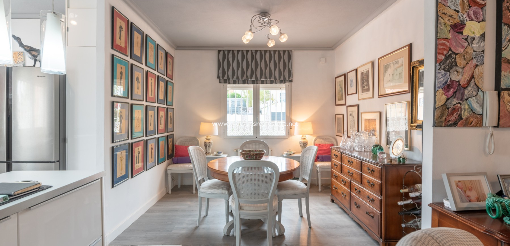Resale - Freistendhe Villa - Urb. La Escuera