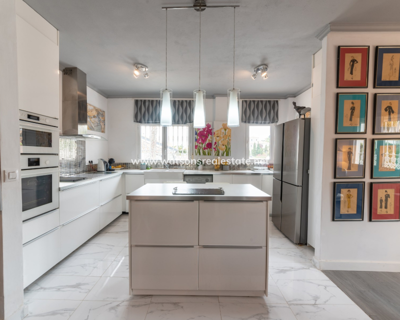 Resale - Freistendhe Villa - Urb. La Escuera
