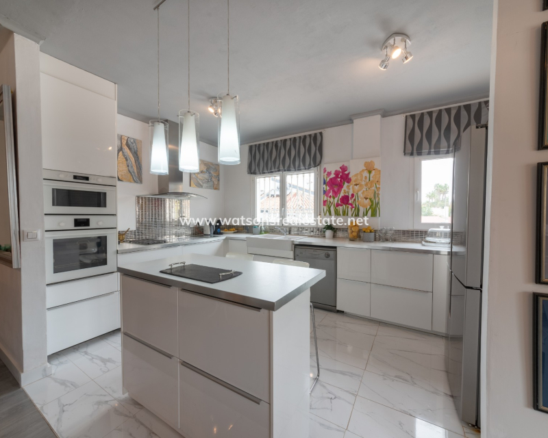 Resale - Freistendhe Villa - Urb. La Escuera