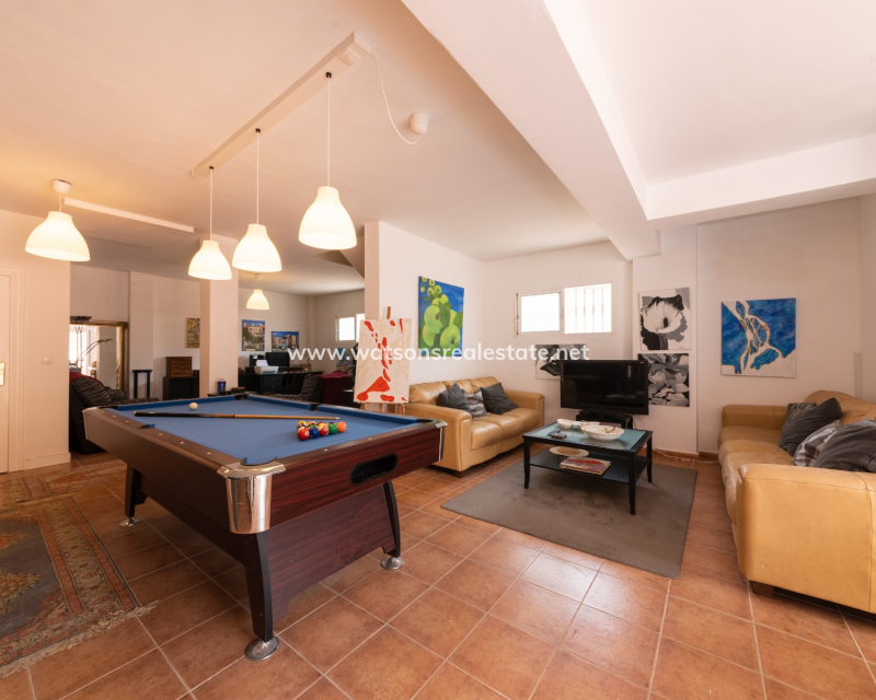 Resale - Freistendhe Villa - Urb. La Escuera