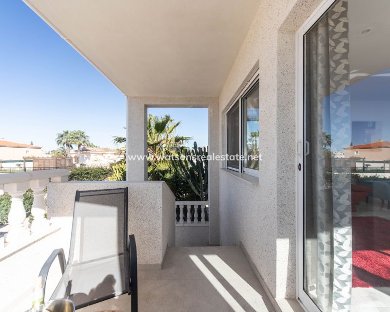 Resale - Freistendhe Villa - Urb. La Escuera