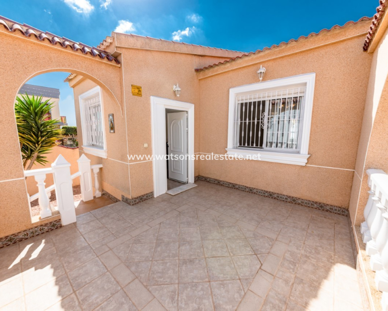 Resale - Freistendhe Villa - Urb. La Marina