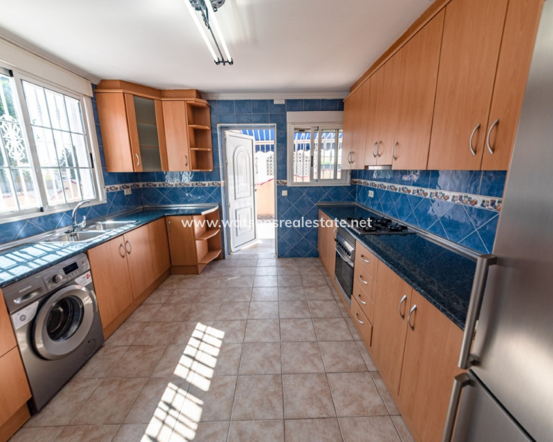 Resale - Freistendhe Villa - Urb. La Marina