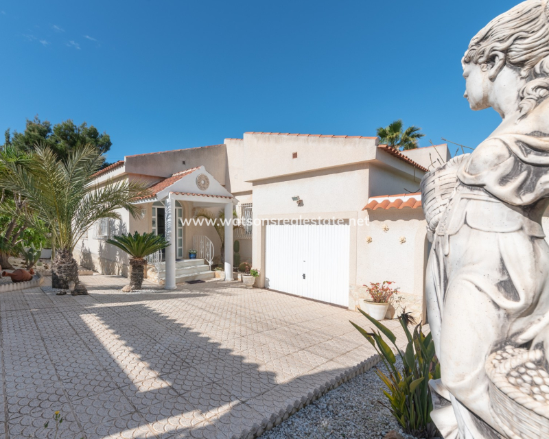 Resale - Freistendhe Villa - Urb. La Marina