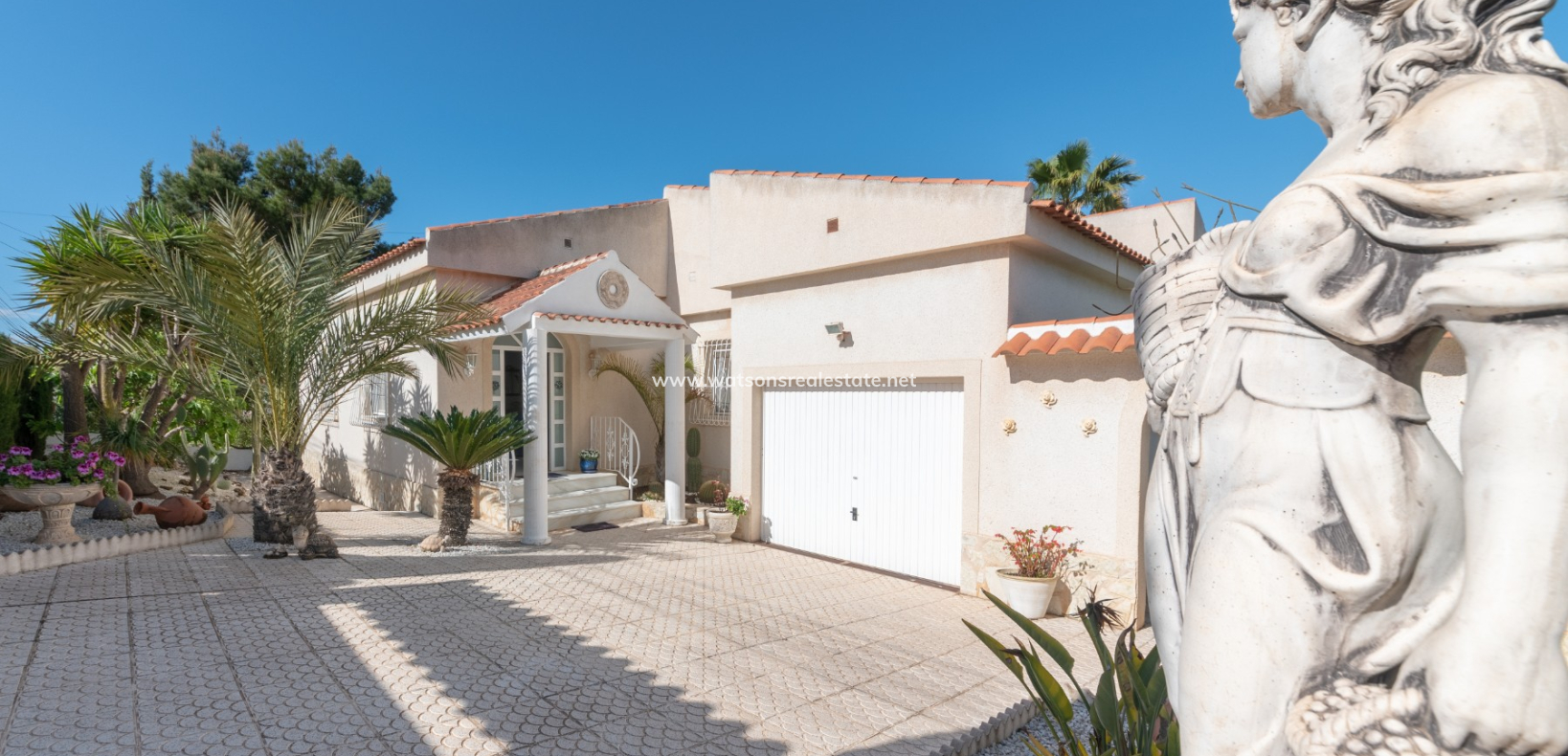 Resale - Freistendhe Villa - Urb. La Marina