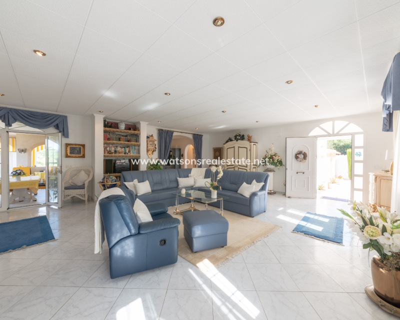 Resale - Freistendhe Villa - Urb. La Marina