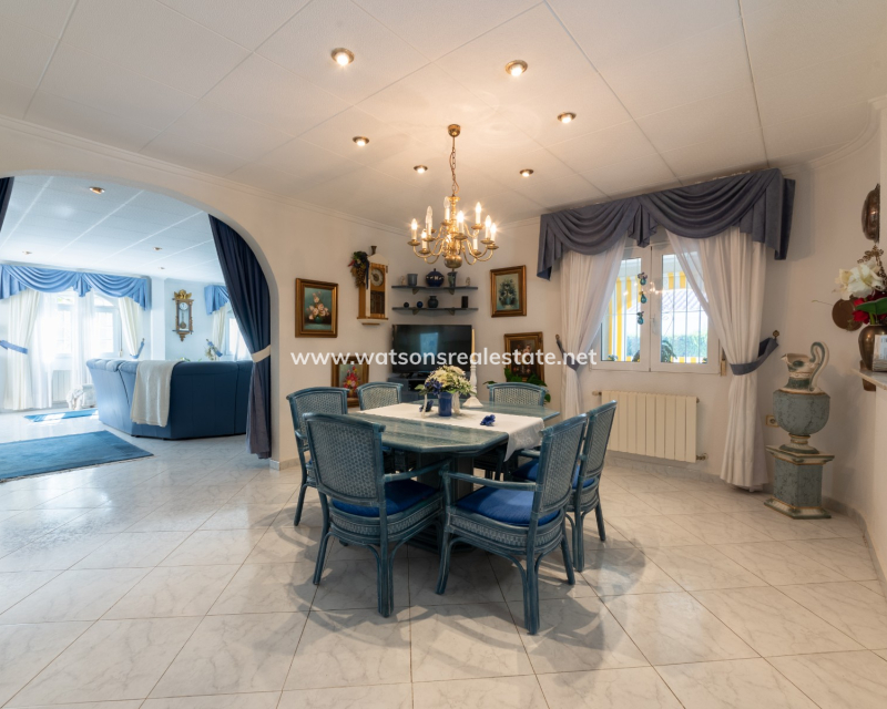 Resale - Freistendhe Villa - Urb. La Marina