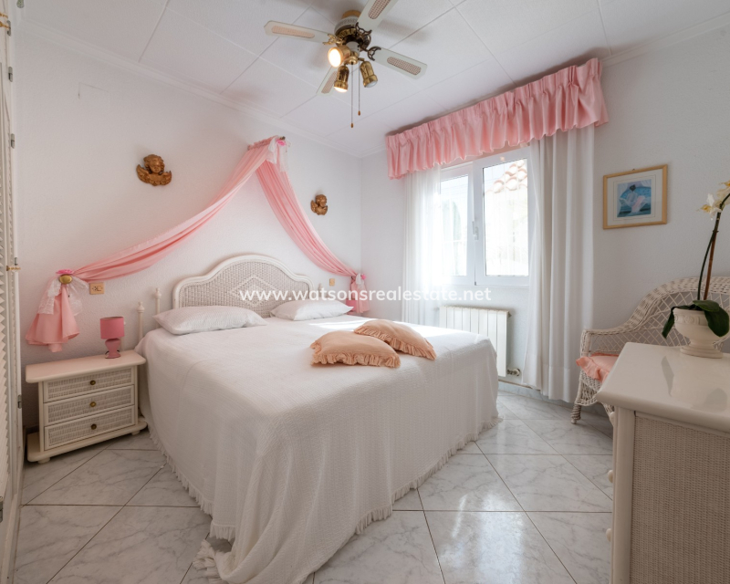 Resale - Freistendhe Villa - Urb. La Marina