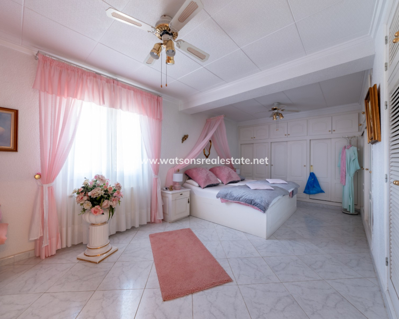 Resale - Freistendhe Villa - Urb. La Marina