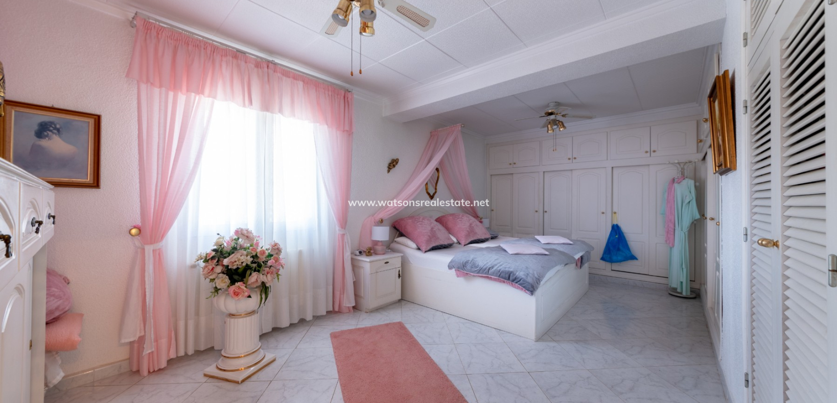 Resale - Freistendhe Villa - Urb. La Marina