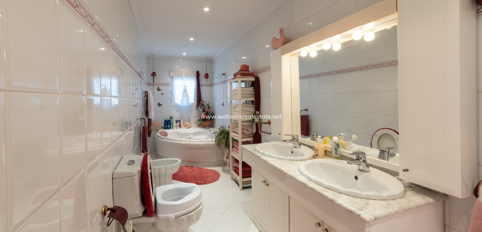 Resale - Freistendhe Villa - Urb. La Marina