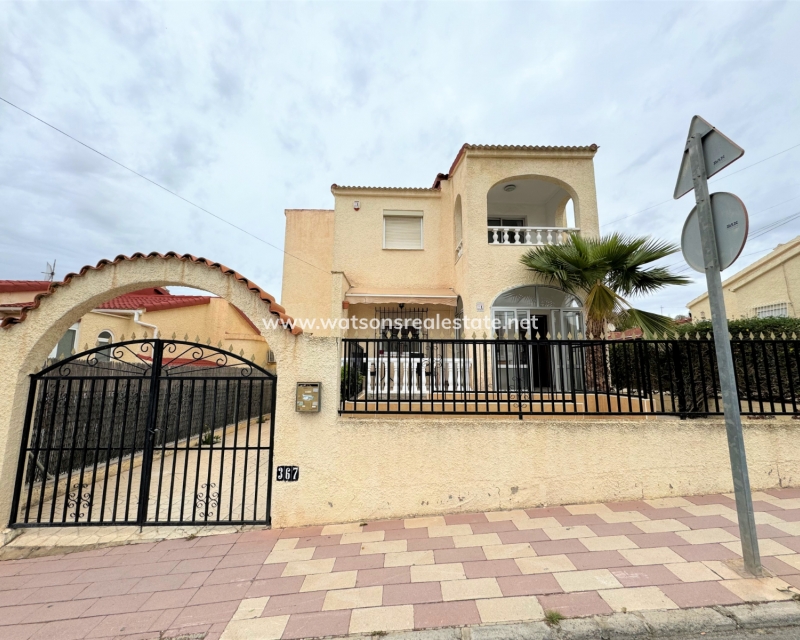 Resale - Freistendhe Villa - Urb. La Marina