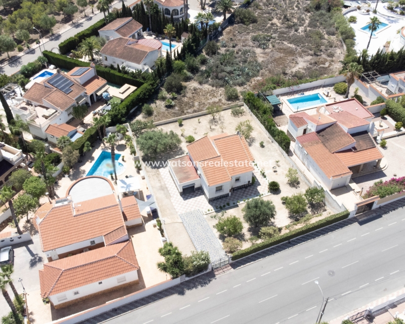 Resale - Freistendhe Villa - Urb. La Marina