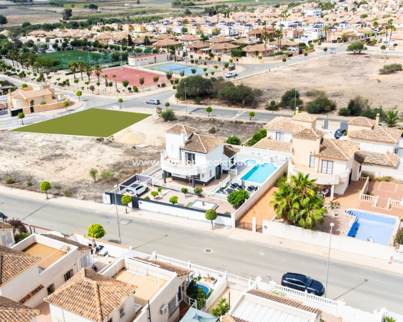 Resale - Freistendhe Villa - Urb. La Marina