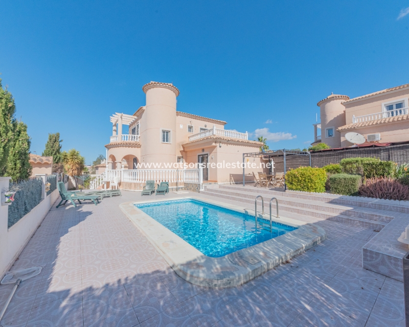 Resale - Freistendhe Villa - Urb. La Marina