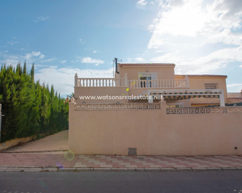 Resale - Freistendhe Villa - Urb. La Marina