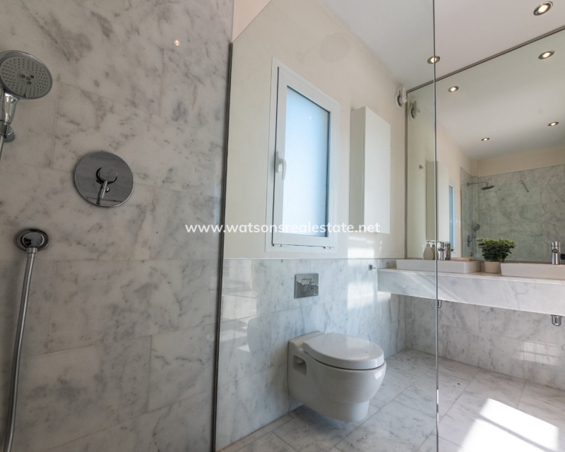Resale - Freistendhe Villa - Urb. La Marina