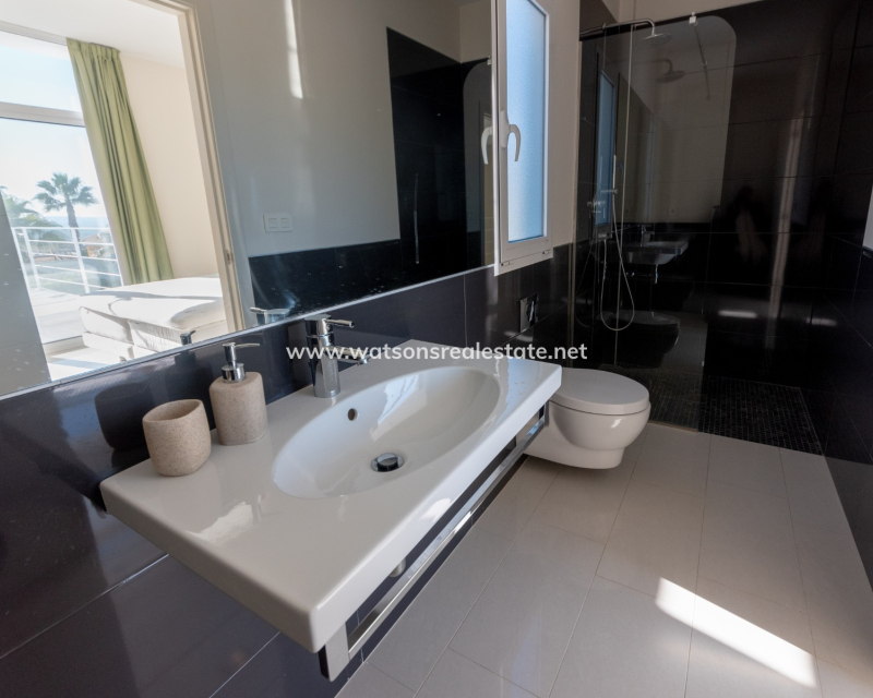 Resale - Freistendhe Villa - Urb. La Marina