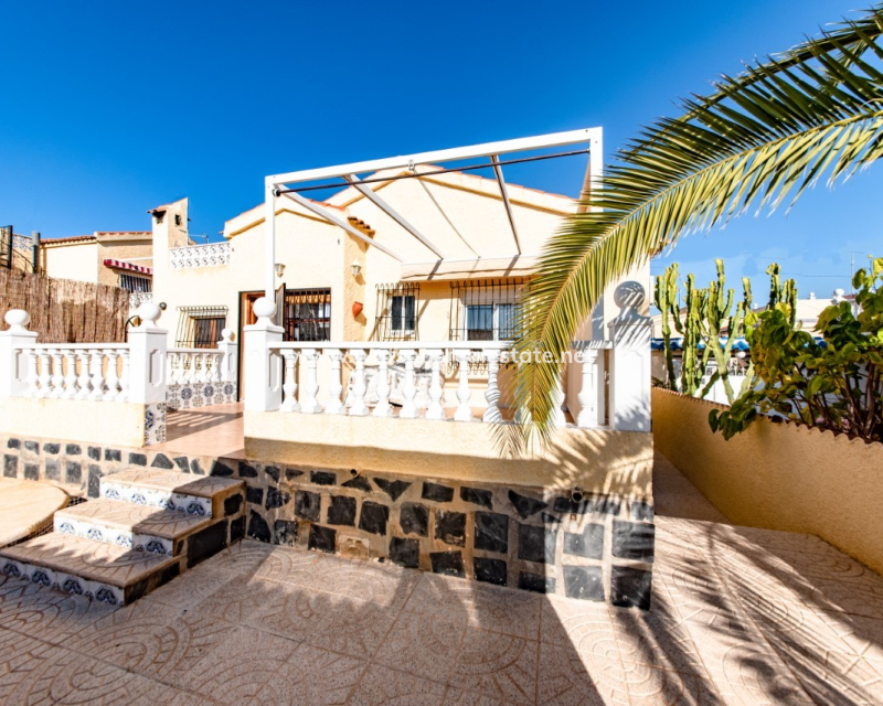 Resale - Freistendhe Villa - Urb. La Marina