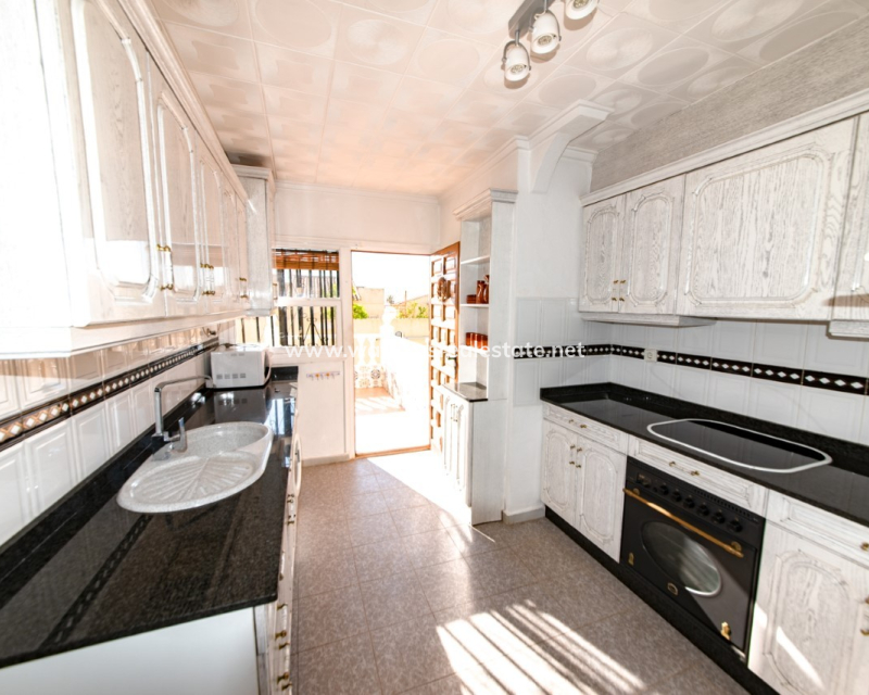 Resale - Freistendhe Villa - Urb. La Marina