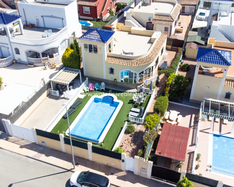 Resale - Freistendhe Villa - Urb. La Marina