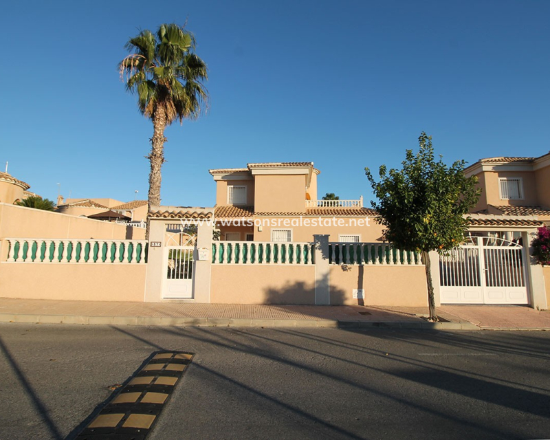 Resale - Freistendhe Villa - Urb. La Marina