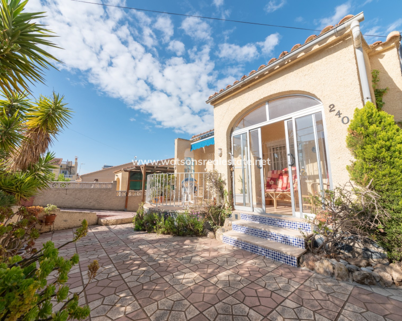 Resale - Freistendhe Villa - Urb. La Marina