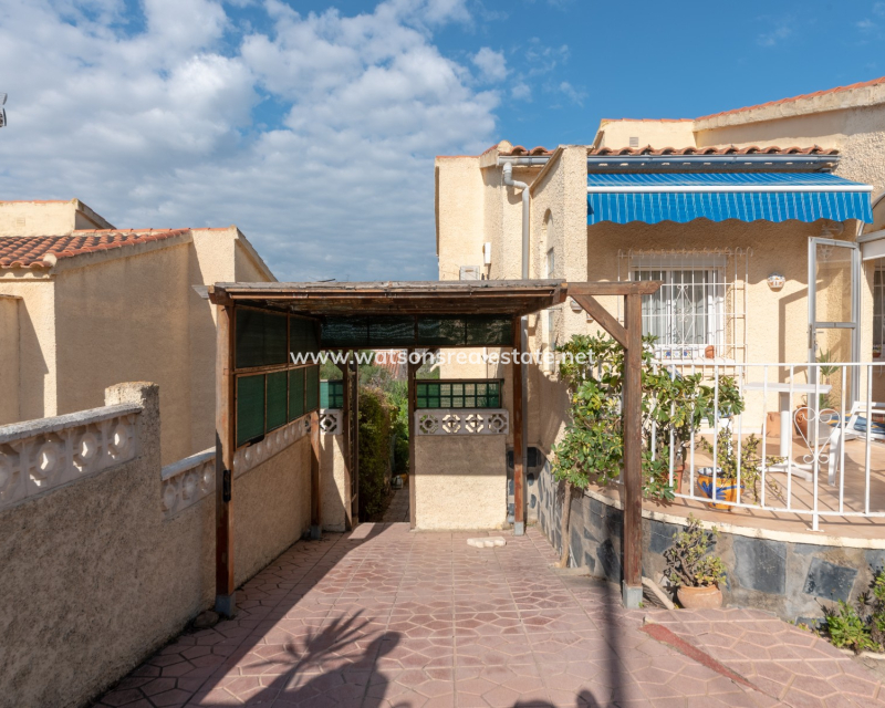 Resale - Freistendhe Villa - Urb. La Marina