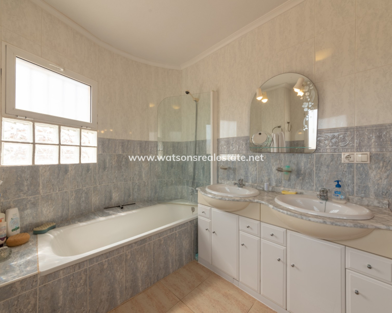 Resale - Freistendhe Villa - Urb. La Marina