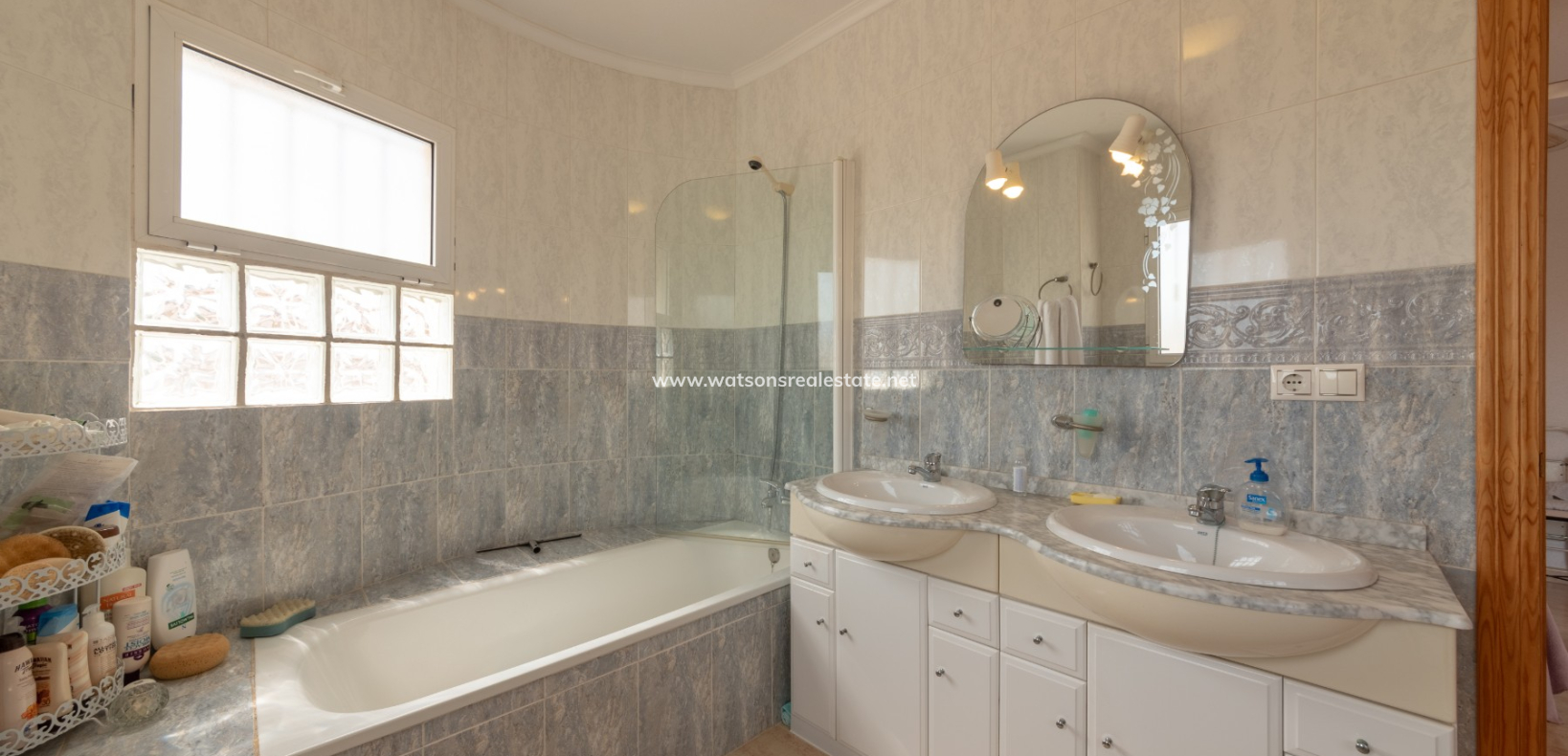 Resale - Freistendhe Villa - Urb. La Marina