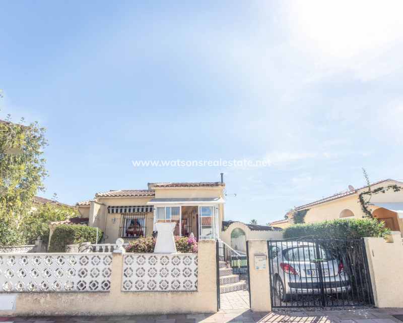 Resale - Freistendhe Villa - Urb. La Marina