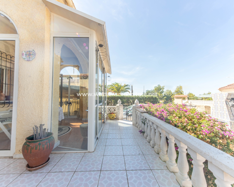 Resale - Freistendhe Villa - Urb. La Marina