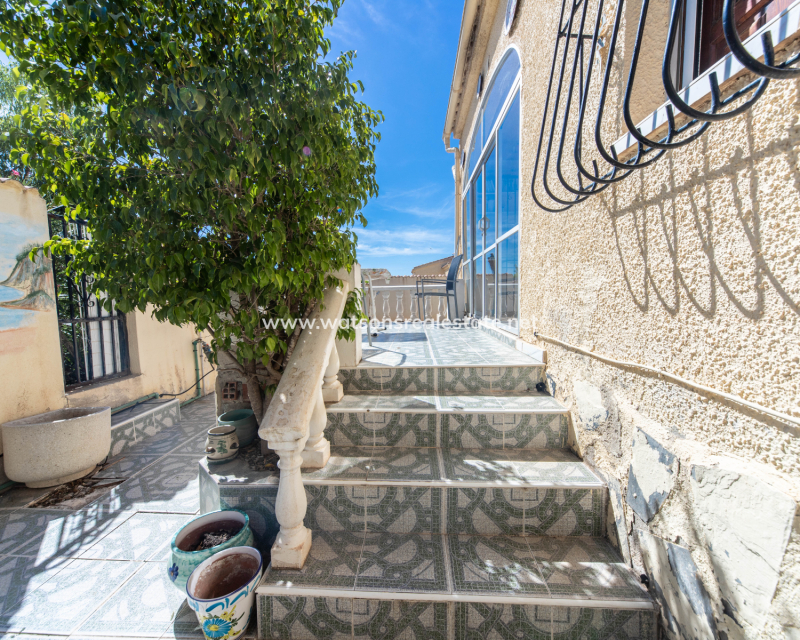 Resale - Freistendhe Villa - Urb. La Marina
