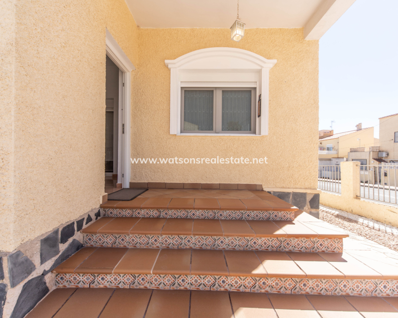 Resale - Freistendhe Villa - Urb. La Marina