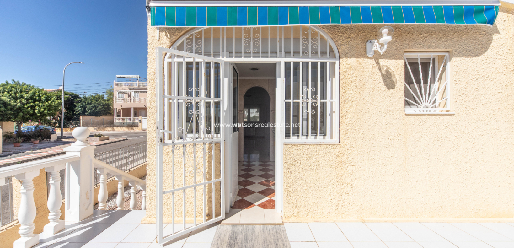 Resale - Freistendhe Villa - Urb. La Marina