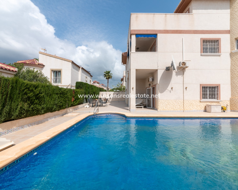 Resale - Freistendhe Villa - Urb. La Marina