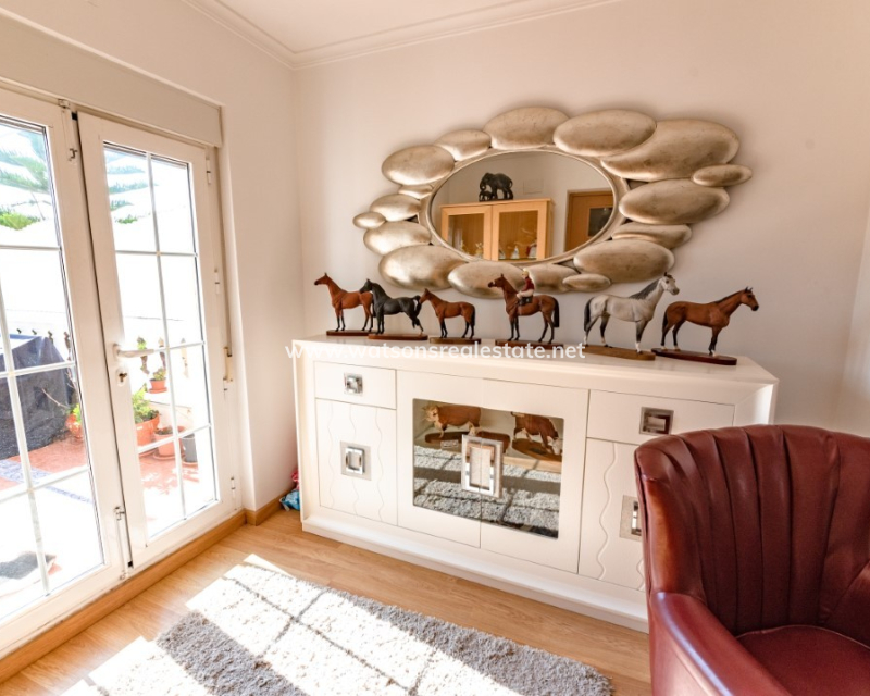 Resale - Freistendhe Villa - Urb. La Marina