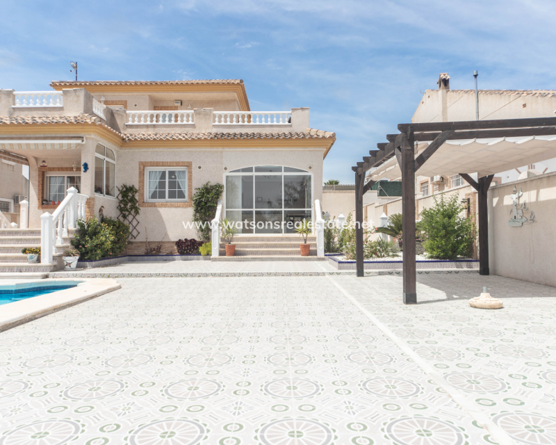 Resale - Freistendhe Villa - Urb. La Marina