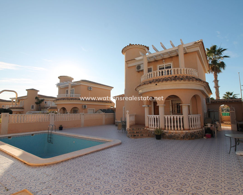 Resale - Freistendhe Villa - Urb. La Marina