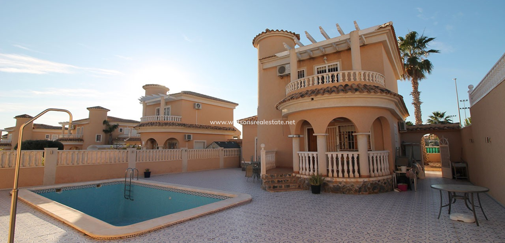 Resale - Freistendhe Villa - Urb. La Marina