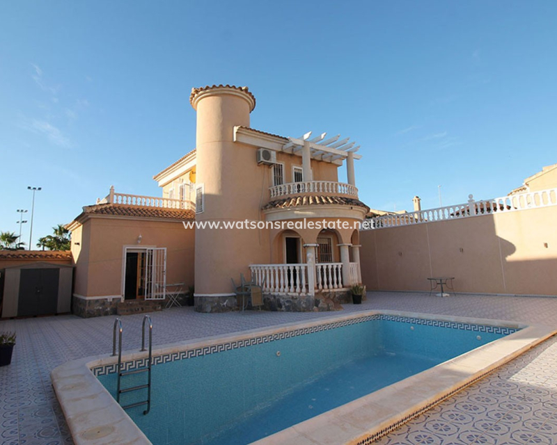 Resale - Freistendhe Villa - Urb. La Marina