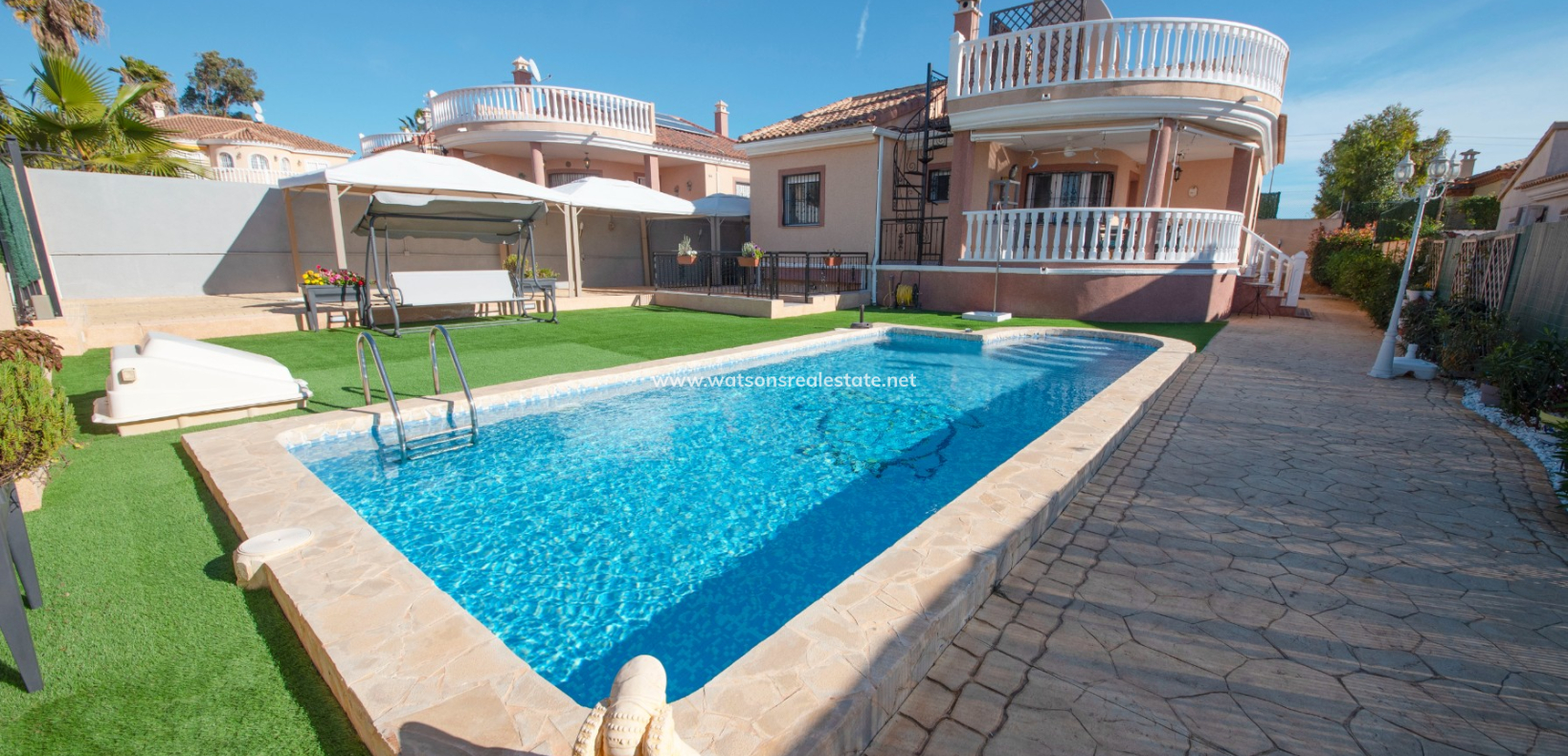 Resale - Freistendhe Villa - Urb. La Marina
