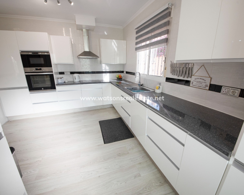 Resale - Freistendhe Villa - Urb. La Marina