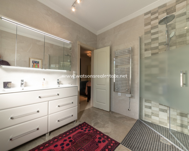 Resale - Freistendhe Villa - Urb. La Marina