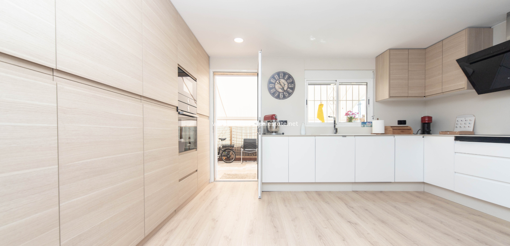 Resale - Freistendhe Villa - Urb. La Marina