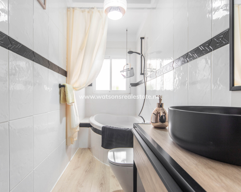 Resale - Freistendhe Villa - Urb. La Marina