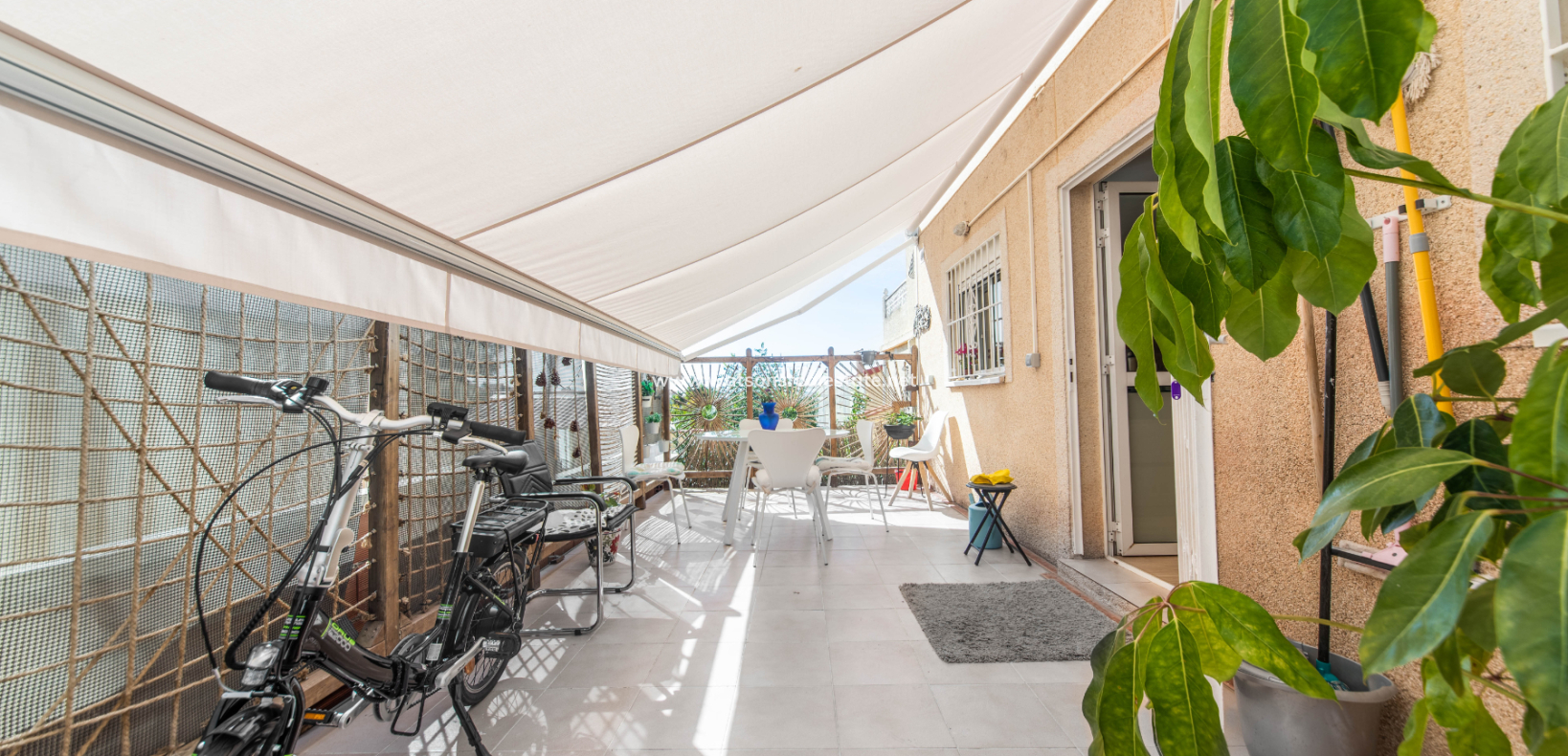 Resale - Freistendhe Villa - Urb. La Marina