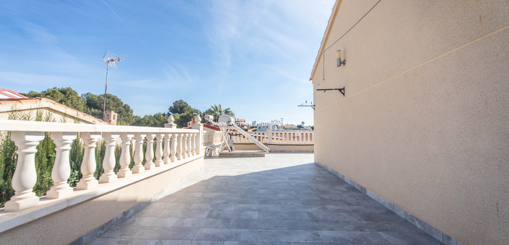 Resale - Freistendhe Villa - Urb. La Marina