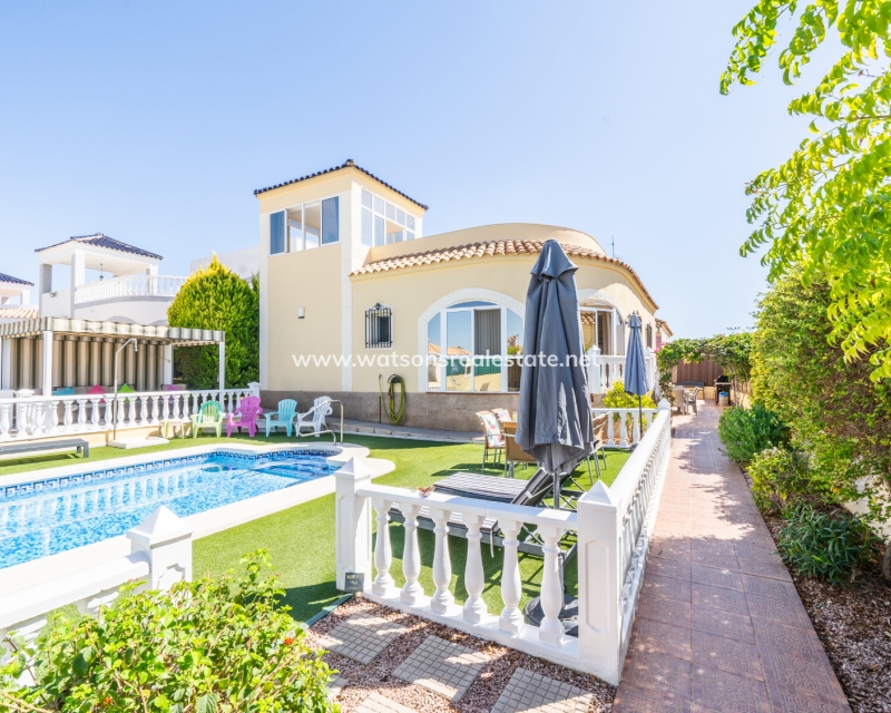 Resale - Freistendhe Villa - Urb. La Marina