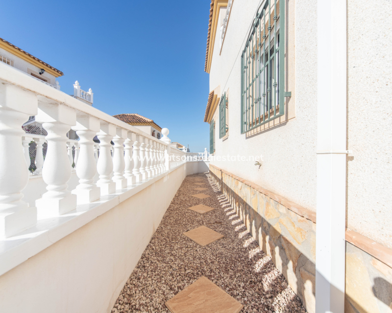 Resale - Freistendhe Villa - Urb. La Marina